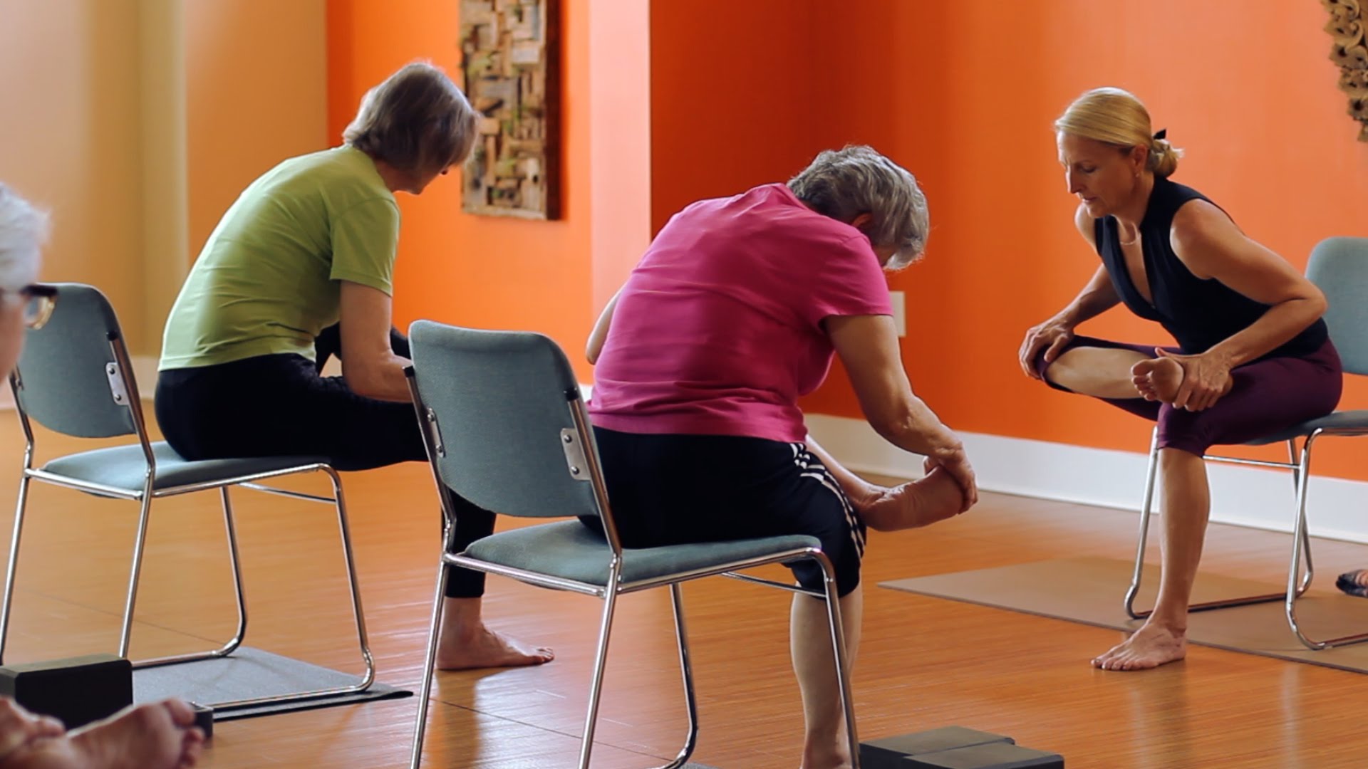 Йога на стуле для пожилых